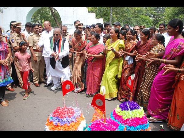  బతుకమ్మ కుంటను రక్షించాలంటూ ధర్మా చేస్తున్న విహెచ్