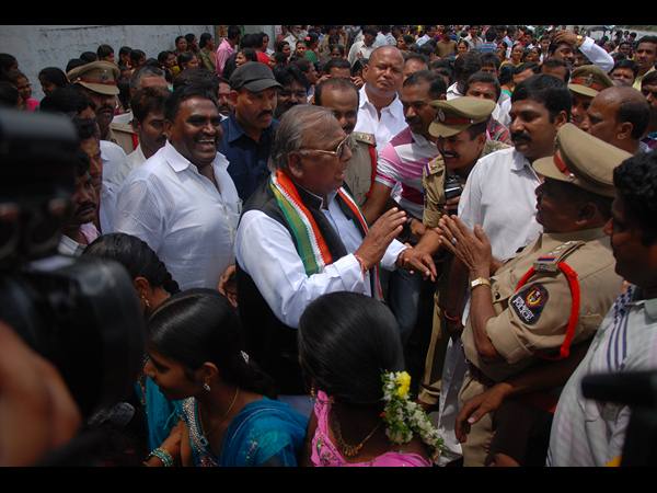  బతుకమ్మ కుంటను రక్షించాలంటూ ధర్మా చేస్తున్న విహెచ్