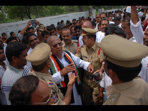 బతుకమ్మ కుంటను రక్షించాలంటూ ధర్మా చేస్తున్న విహెచ్