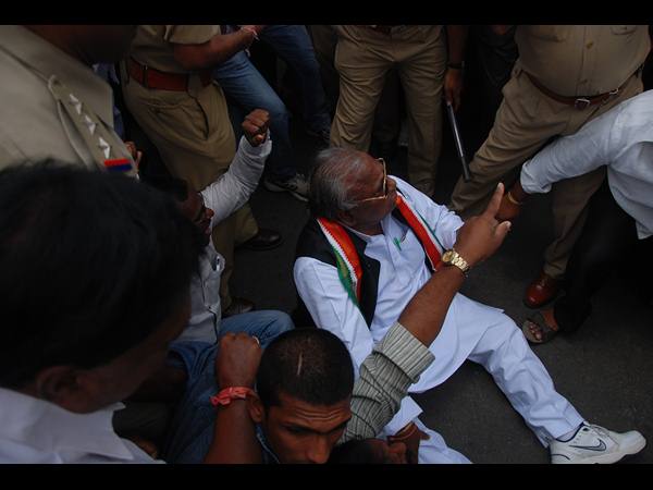  బతుకమ్మ కుంటను రక్షించాలంటూ ధర్మా చేస్తున్న విహెచ్