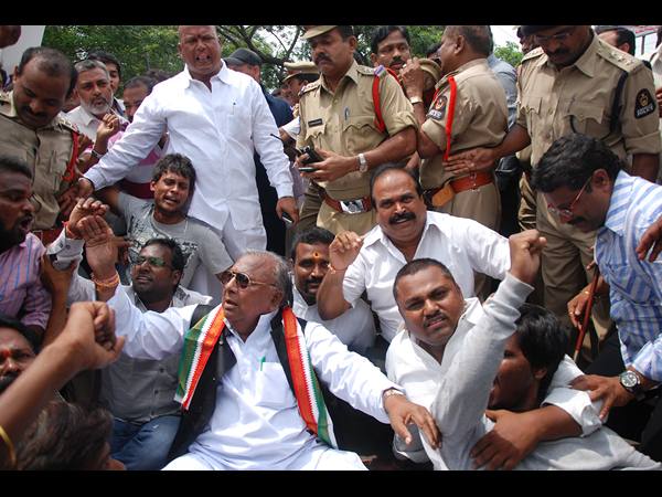  బతుకమ్మ కుంటను రక్షించాలంటూ ధర్మా చేస్తున్న విహెచ్