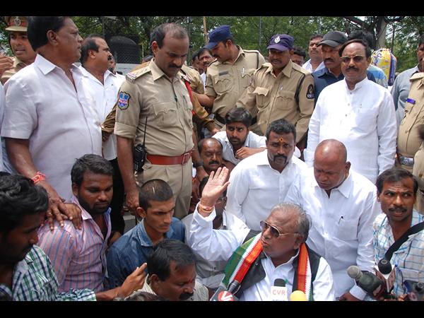  బతుకమ్మ కుంటను రక్షించాలంటూ ధర్మా చేస్తున్న విహెచ్