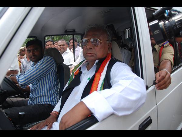 బతుకమ్మ కుంటను రక్షించాలంటూ ధర్మా చేస్తున్న విహెచ్