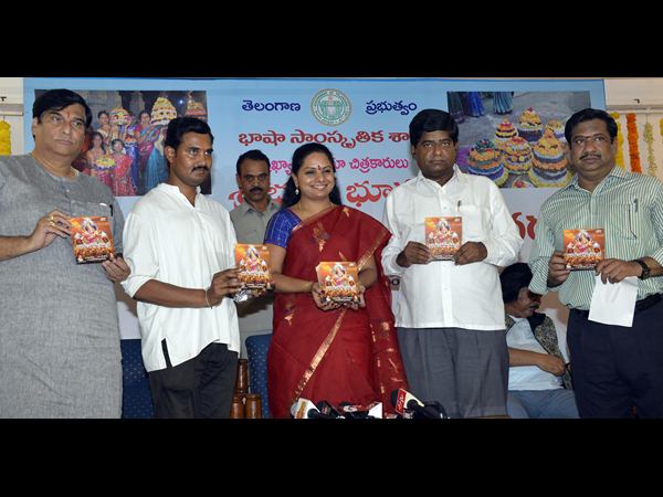 బతుకమ్మ ప్రదర్శనను ప్రారంభిస్తూ... బతుకమ్మ ప్రదర్శనను ప్రారంభిస్తూ...