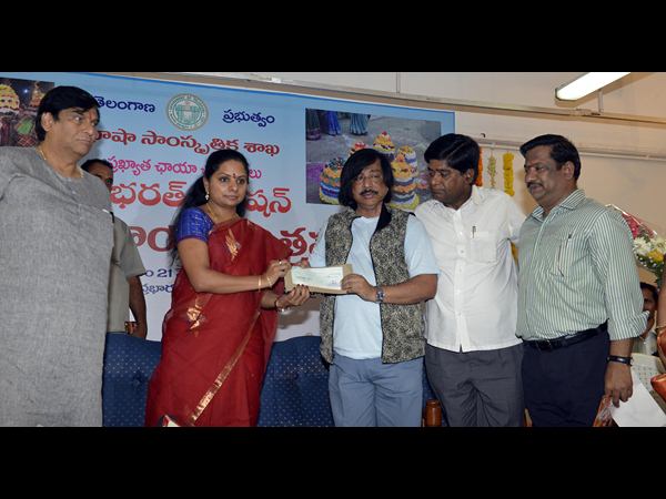 బతుకమ్మ ప్రదర్సనలో ఇలా.. బతుకమ్మ ప్రదర్సనలో ఇలా..