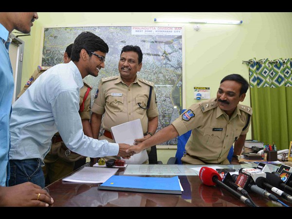 ఎస్ఆర్ నగర్ ఏటీఎమ్ నిజాయితీకి సన్మానం