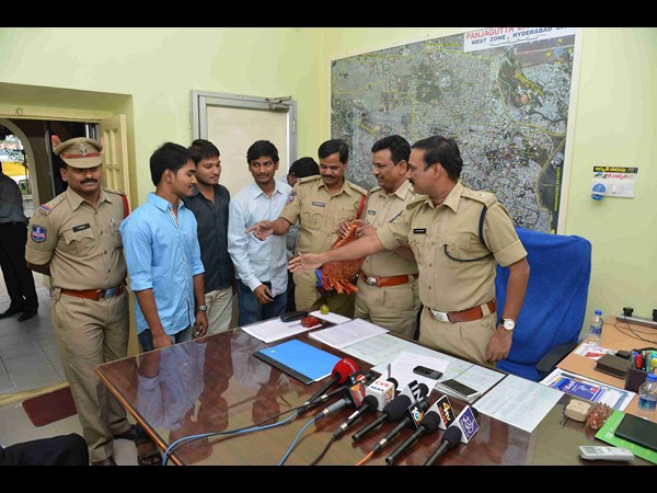 ఎస్ఆర్ నగర్ ఏటీఎమ్ నిజాయితీకి సన్మానం