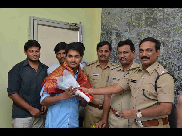 ఎస్ఆర్ నగర్ ఏటీఎమ్ నిజాయితీకి సన్మానం