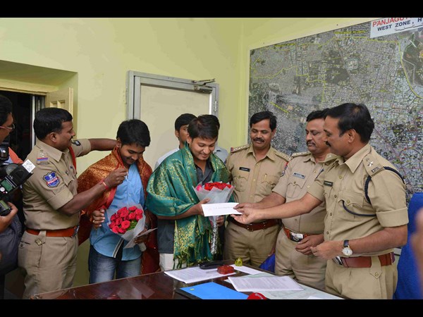  ఎస్ఆర్ నగర్ ఏటీఎమ్ నిజాయితీకి సన్మానం