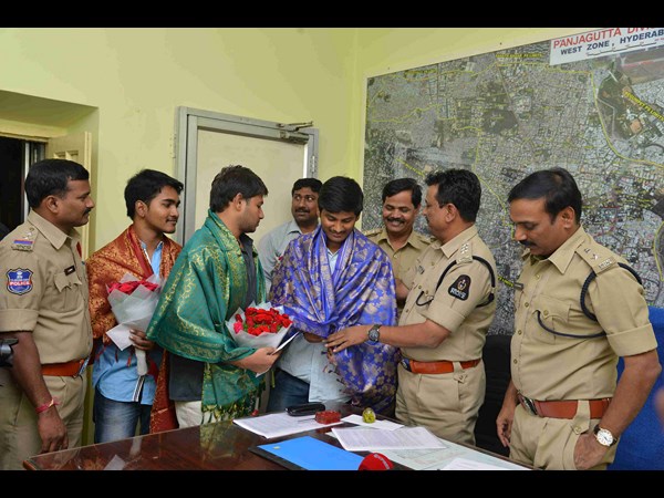 క్యాబ్ డ్రైవర్ శ్రీనివాసులుపై సెక్షన్ 379 కింద కేసు నమోదు 