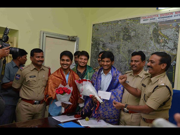 ఎస్ఆర్ నగర్ ఏటీఎమ్ నిజాయితీకి సన్మానం