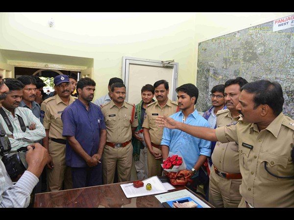  ఎస్ఆర్ నగర్ ఏటీఎమ్ నిజాయితీకి సన్మానం