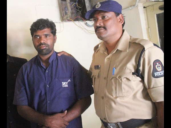 ఎస్ఆర్ నగర్ ఏటీఎమ్ నిజాయితీకి సన్మానం
