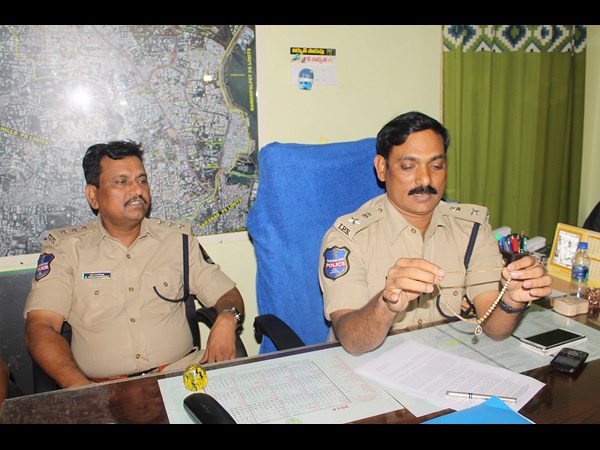 క్యాబ్ డ్రైవర్ శ్రీనివాసులుపై సెక్షన్ 379 కింద కేసు నమోదు 