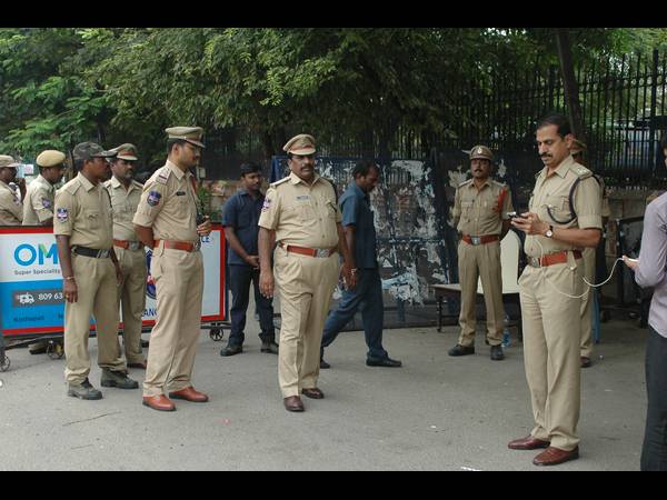 బందోబస్తు, అరెస్ట్