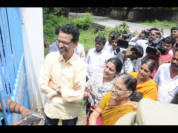 బందోబస్తు, అరెస్ట్