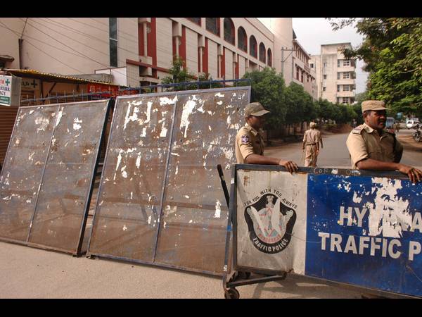 బందోబస్తు, అరెస్ట్