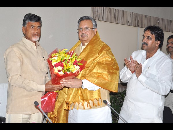 రమణ్ సింగ్‌కు సత్కారం