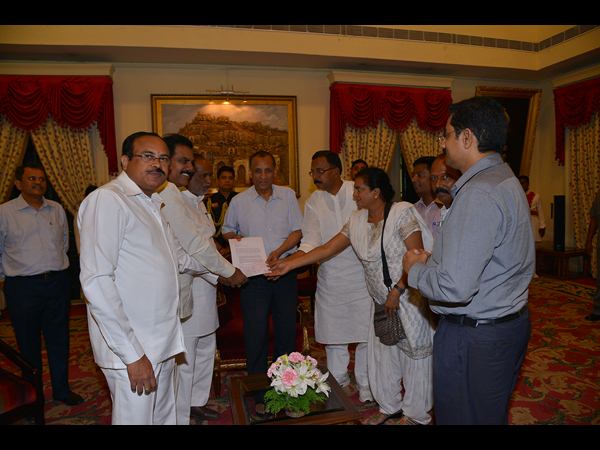 గవర్నర్