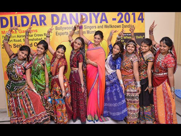 దాండియా ఆడుతూ..