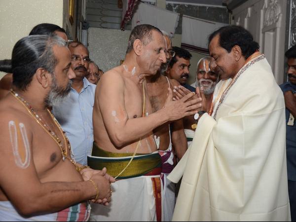 కెసిఆర్, గవర్నర్ ఇలా..