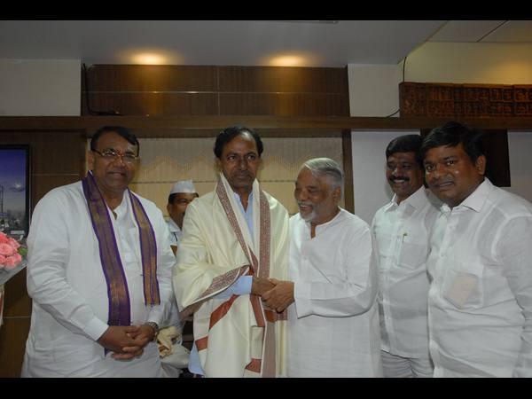 కెసిఆర్‌తో కేశవ రావు తదితరులు..