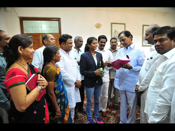 కెసిఆర్‌తో యెండల సౌందర్య