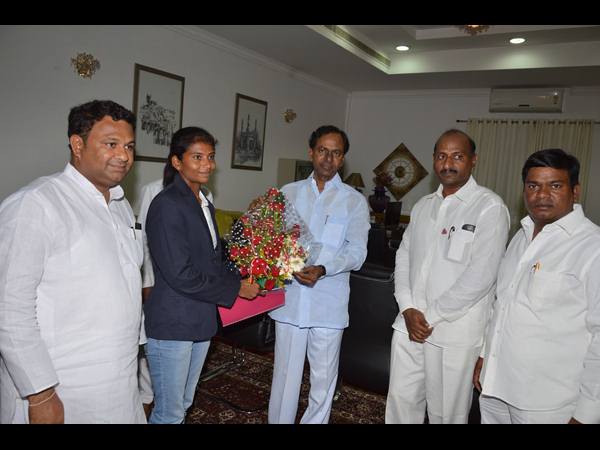 సౌందర్యకు 25 లక్షల నగదు