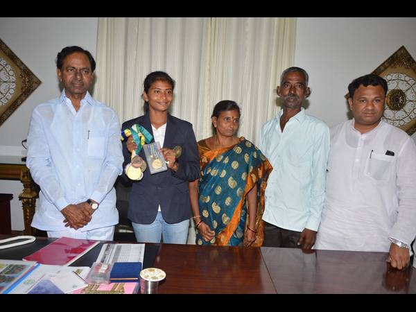 ఎమ్మెల్యేతో కలిసి సౌందర్య