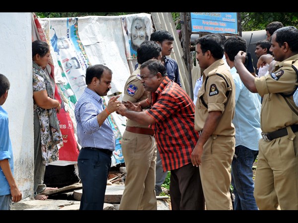 అక్రమ కట్టడాల కూల్చివేత