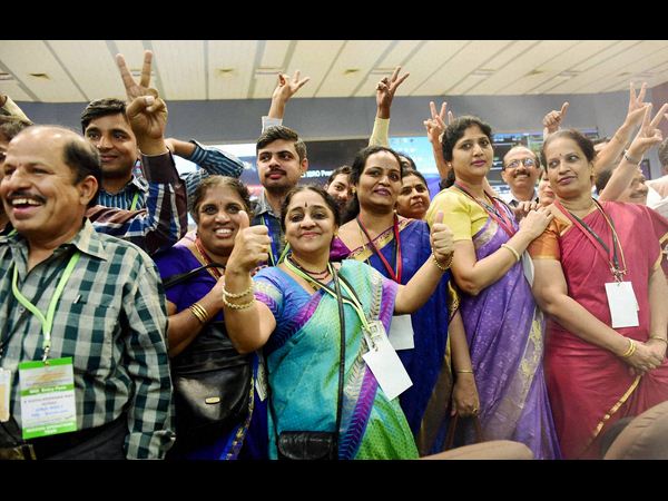  సంబరాలు జరుపుకున్న శాస్త్రవేత్తలు