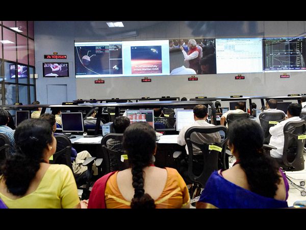 సంబరాలు జరుపుకున్న శాస్త్రవేత్తలు