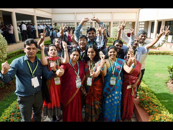 సంబరాలు జరుపుకున్న శాస్త్రవేత్తలు