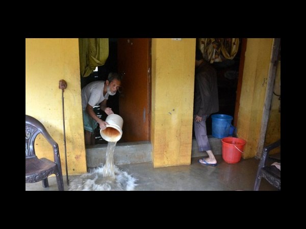 నీటిని తొడిపోస్తూ..