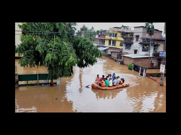 వరద నీటిలో..