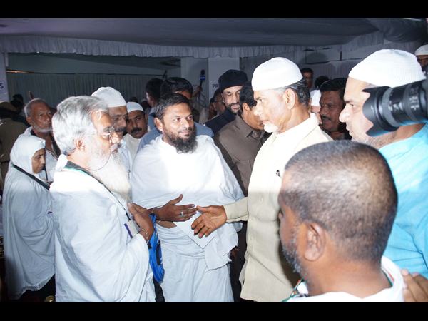 ముస్లిం సోదరులకు వీడ్కోలు..