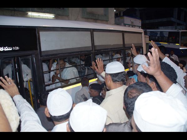 చేయి ఊపి..