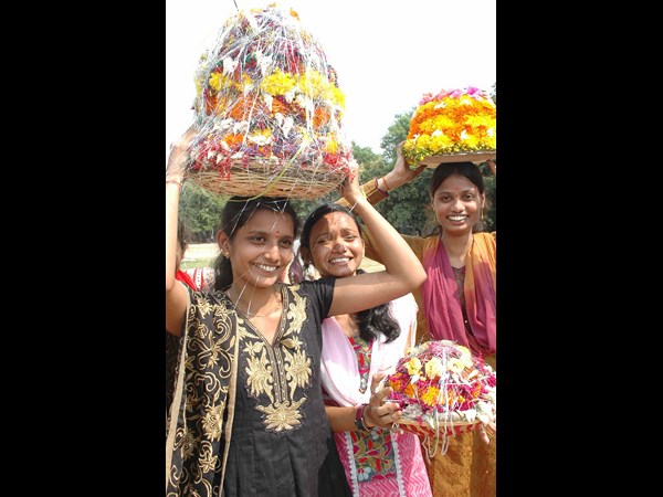 బతుకమ్మలతో యువతులు