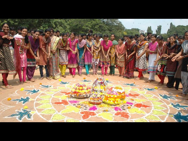 ఏవి కళాశాలలో..