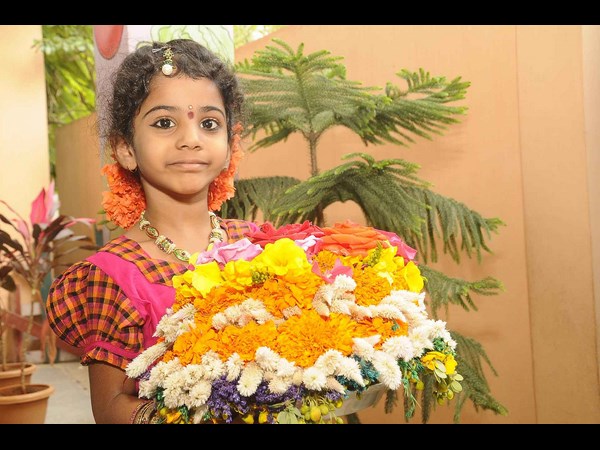 బతుకమ్మతో చిన్నారి