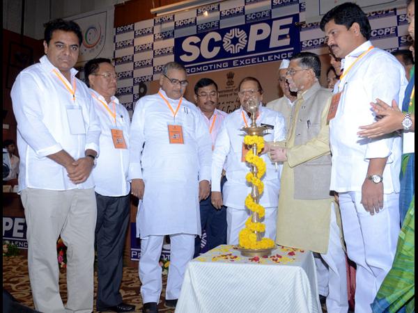 సంతోష్ గాంగ్వార్‌తో కేటీఆర్