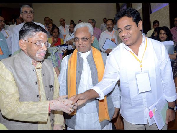 సంతోష్ గాంగ్వార్‌తో కేటీఆర్