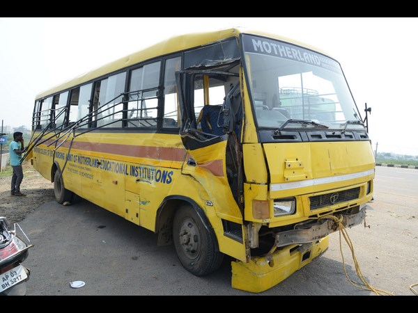 తనపల్లె క్రాస్ వద్ద లారీ ఢీకొన్నస్కూల్ బస్సు