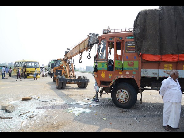తనపల్లె క్రాస్ వద్ద లారీ ఢీకొన్నస్కూల్ బస్సు
