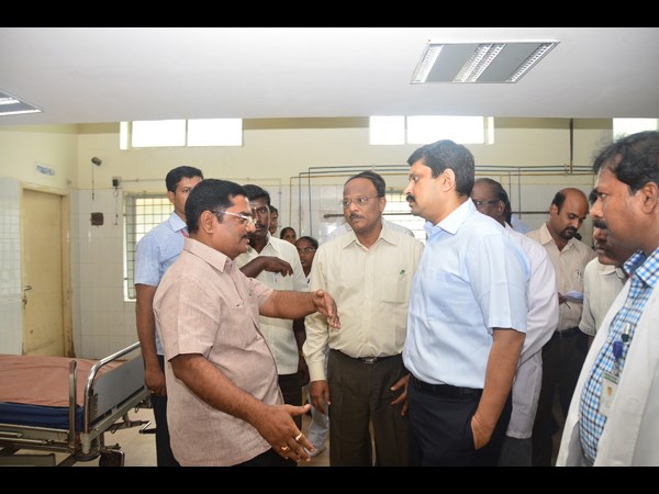  తనపల్లె క్రాస్ వద్ద లారీ ఢీకొన్నస్కూల్ బస్సు