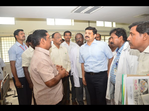  తనపల్లె క్రాస్ వద్ద లారీ ఢీకొన్నస్కూల్ బస్సు