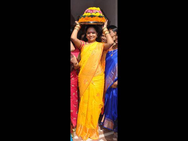 బతుకమ్మతో కవిత