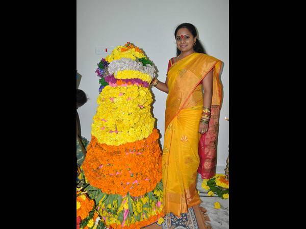 బతుకమ్మతో కవిత