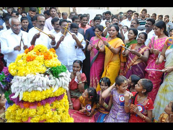 బతుకమ్మ ఆడుతూ..