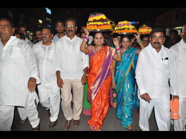 బతుకమ్మతో కవిత
